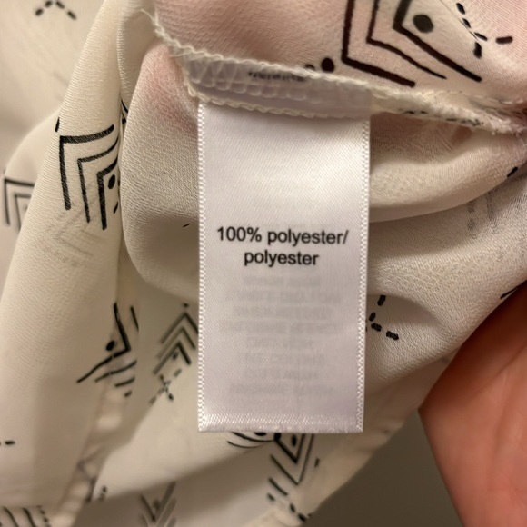Maurices White and black Patterned Blouse size small - Picture 3 of 11